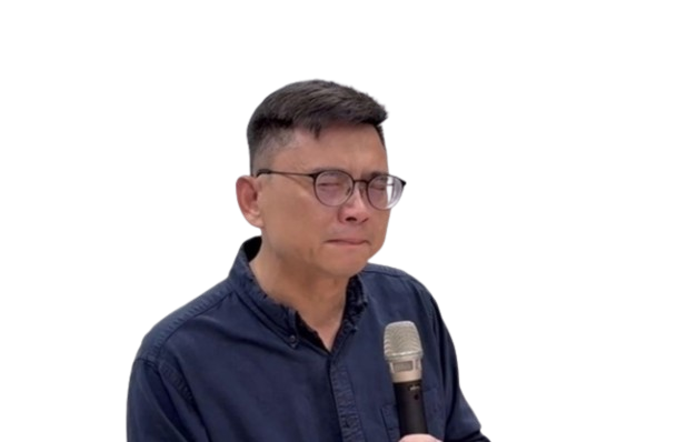 賴瑞隆拿著麥克風的去背照片